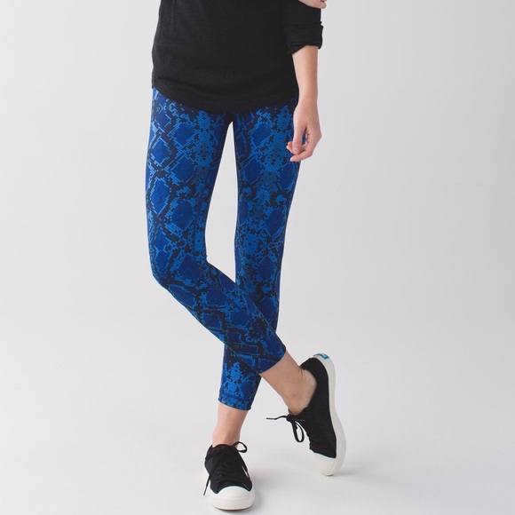 lululemon athletica Pants - Lululemon Blue Snakeskin Cropped Leggings Rare